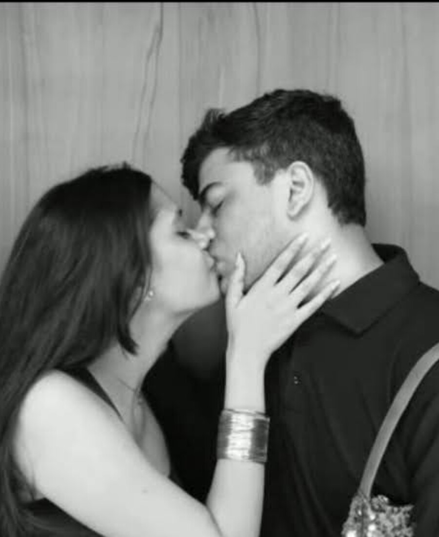 Us kissing in the photobooth